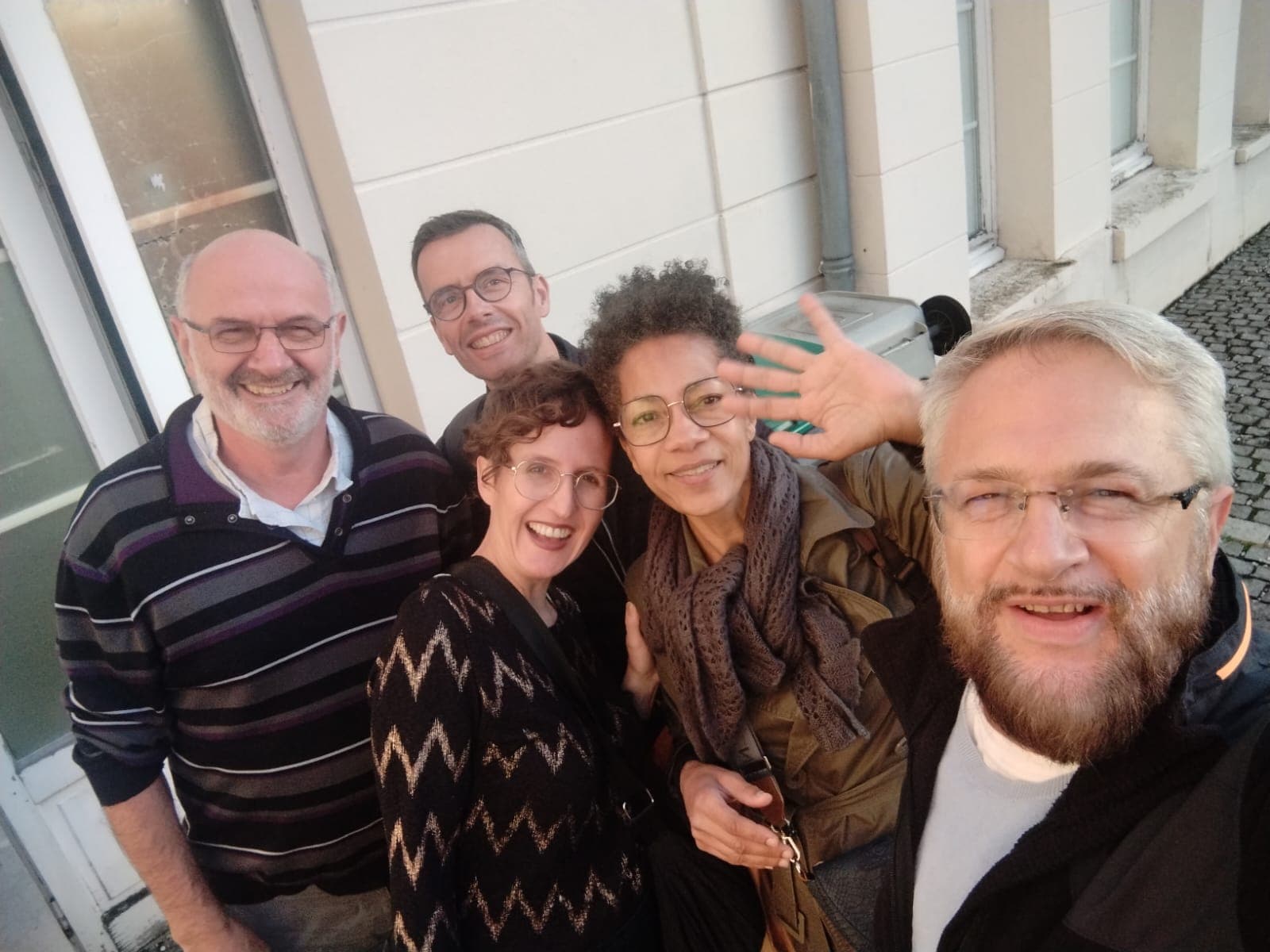 La troupe se réunie en sourire